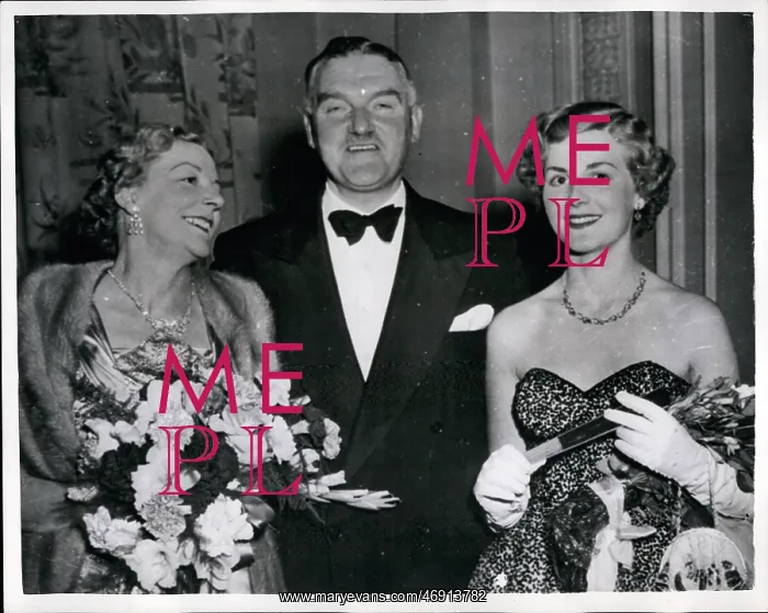 : Kathleen Ryall and daughter Wendy with unknown man : Kathleen Ryall and daughter Wendy with unknown man