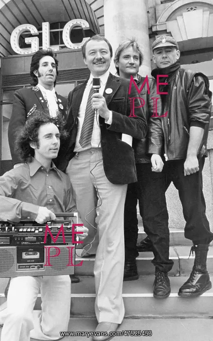 : Ken Livingstone with The Flying Pickets : Ken Livingstone with The Flying Pickets