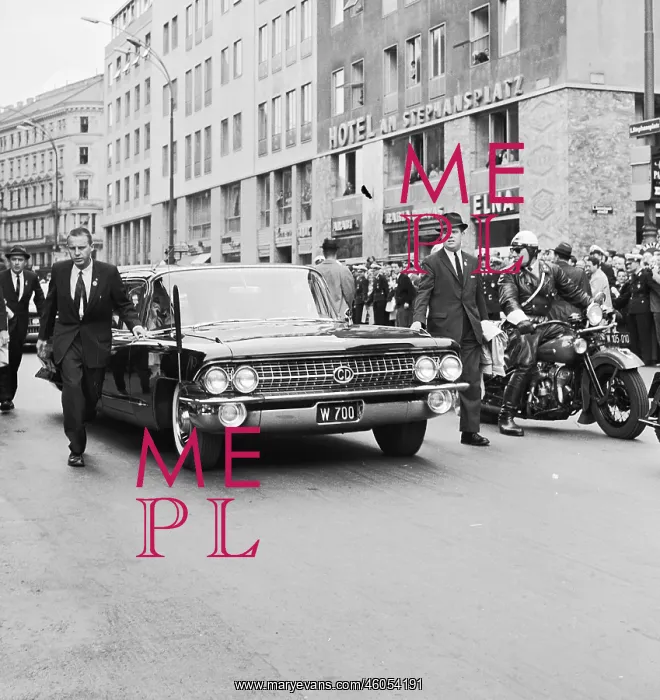  : Kennedy. The limousine of John F. Kennedy at Stephansplatz. Vienna. Photographie. 1961
