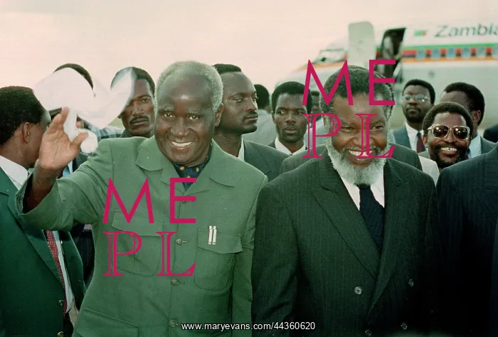 : Kenneth Kaunda met by Sam Nujoma : Kenneth Kaunda met by Sam Nujoma