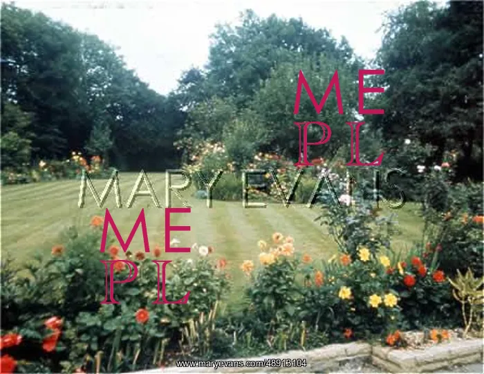 : WELL KEPT GARDEN : WELL KEPT GARDEN