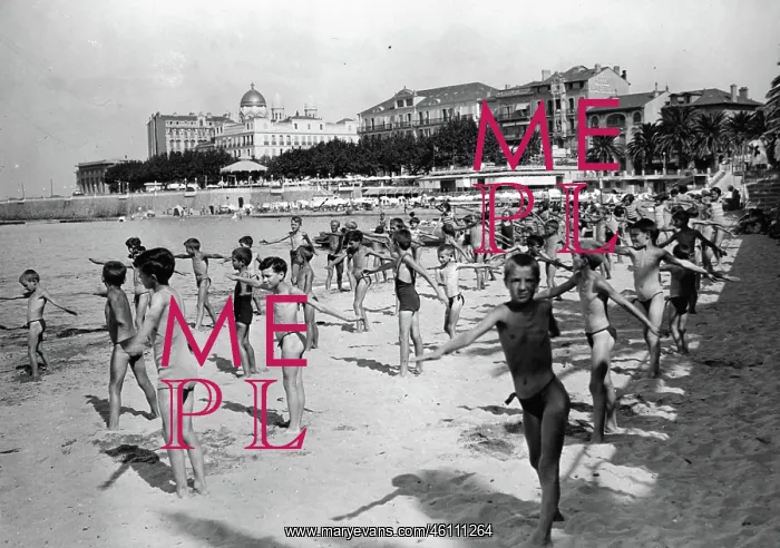 : Kids do some excercises at the beach : Kids do some excercises at the beach