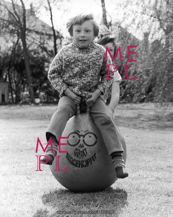 : KIDS ON A SPACEHOPPER : KIDS ON A SPACEHOPPER