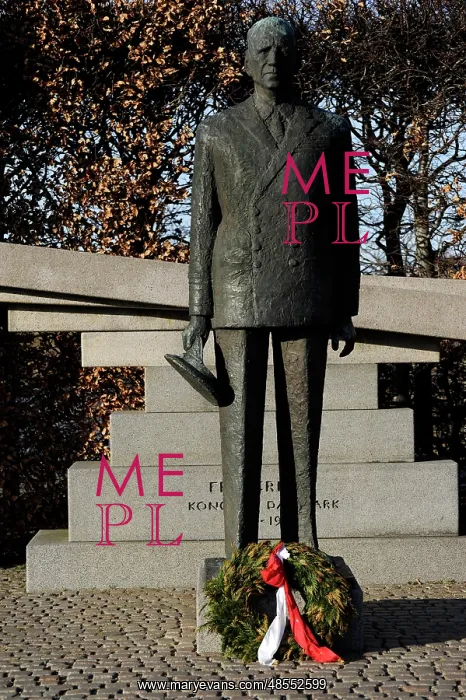 : King Frederick IX of Denmark. Statue by Knud Nellemose, 1981 : King Frederick IX of Denmark. Statue by Knud Nellemose, 1981