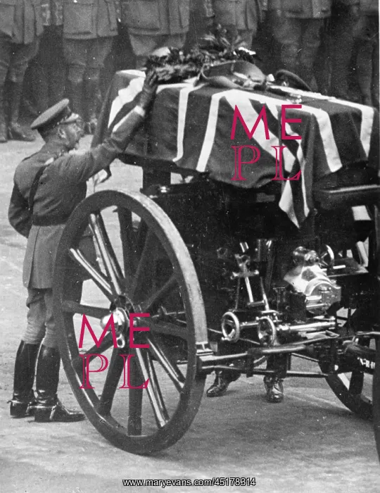 : King George V by the coffin of the Unknown Soldier : King George V by the coffin of the Unknown Soldier