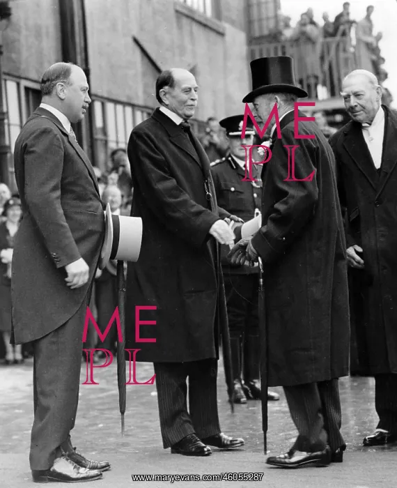 : King George V at the Derby : King George V at the Derby