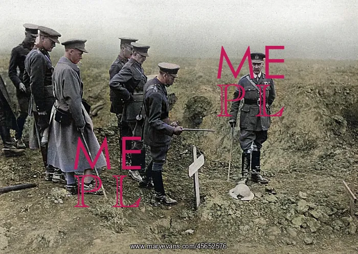 : King George V at the graveside of a soldier, WW1 : King George V at the graveside of a soldier, WW1