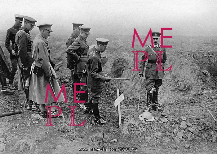 : King George V at the graveside of a soldier, WW1 : King George V at the graveside of a soldier, WW1