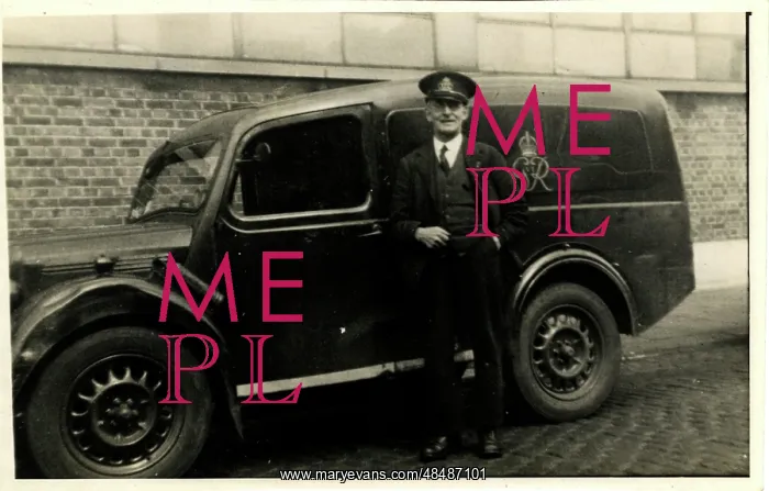 : King George VI Morris Y Type Post Office Van and Postman : King George VI Morris Y Type Post Office Van and Postman