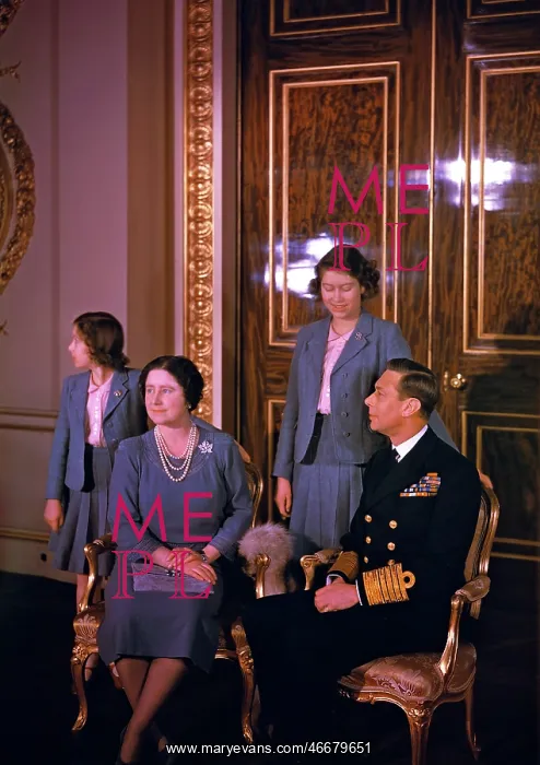 : King George VI and Queen Elizabeth and their daughters : King George VI and Queen Elizabeth and their daughters
