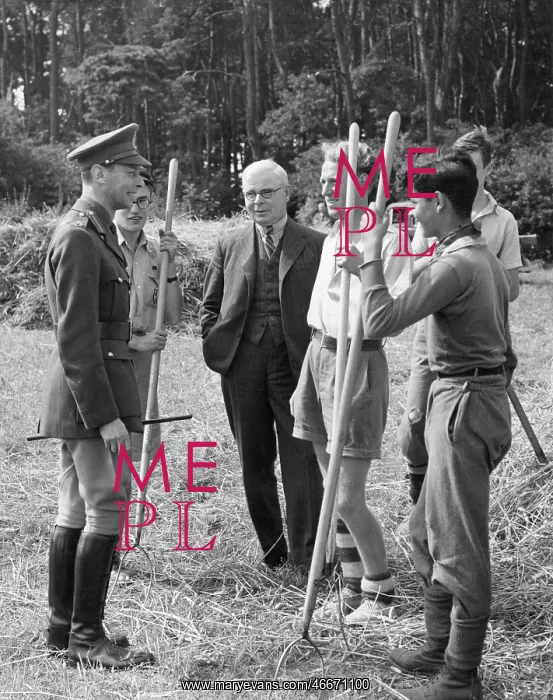 : King George VI talking to wartime farm helpers : King George VI talking to wartime farm helpers