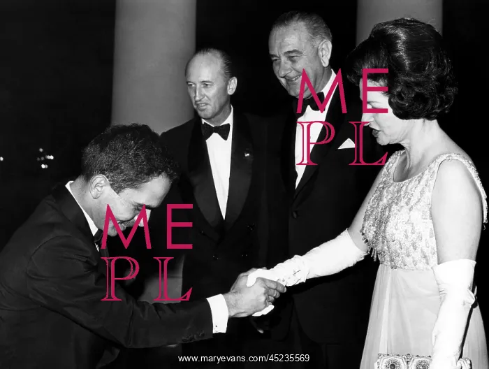 : King Hussein of Jordan bows as he is greeted ? : King Hussein of Jordan bows as he is greeted ?