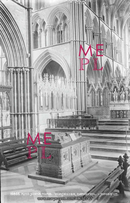 : King John's Tomb in Worcester Cathedral : King John's Tomb in Worcester Cathedral