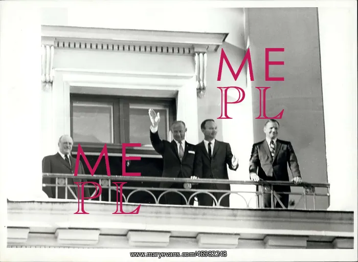 : King Olav of Norway with three American astronauts : King Olav of Norway with three American astronauts