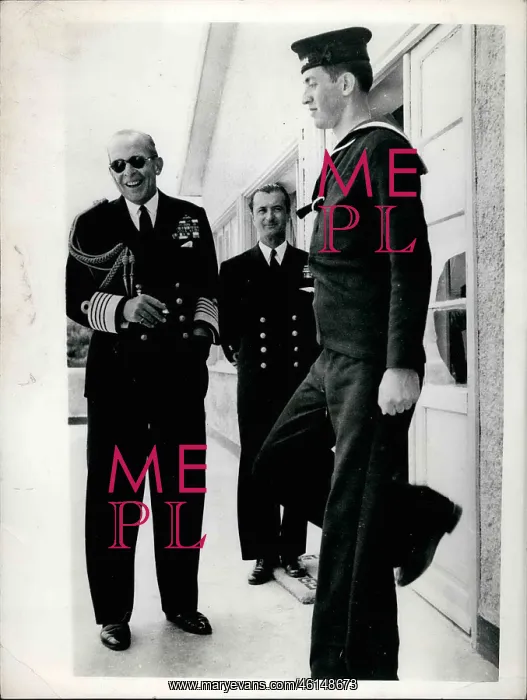 : King Paul of Greece meets sailor taller than himself : King Paul of Greece meets sailor taller than himself