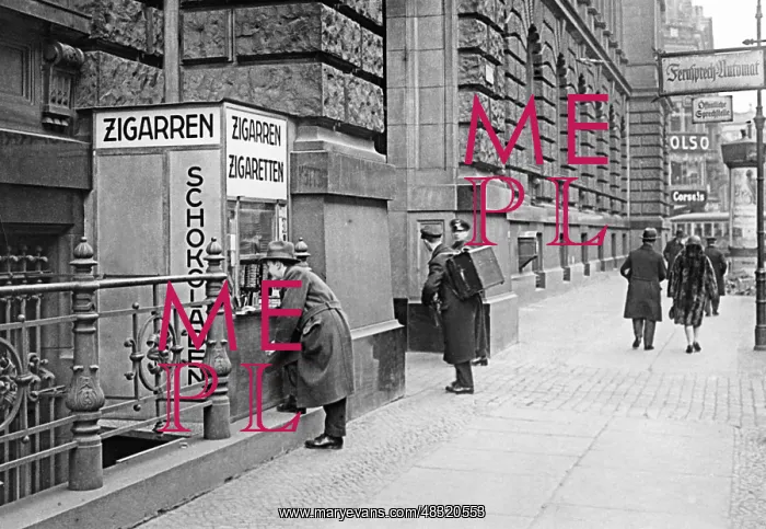 : Kiosk in Berlin, 1929 : Kiosk in Berlin, 1929