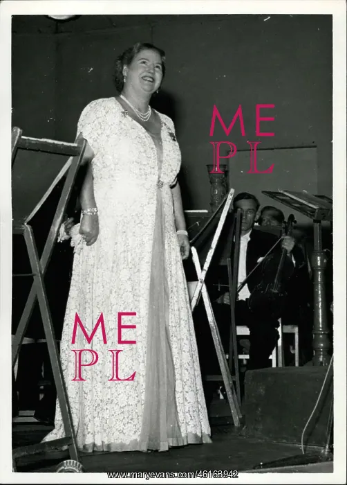 : Kirsten Flagstad, opera singer, in farewell concert, Oslo : Kirsten Flagstad, opera singer, in farewell concert, Oslo