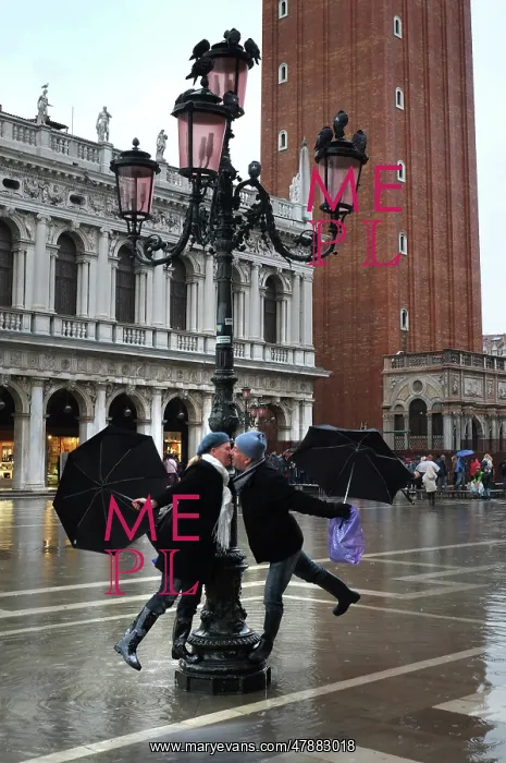 : Kissing in the rain - St Mark's, Venice : Kissing in the rain - St Mark's, Venice