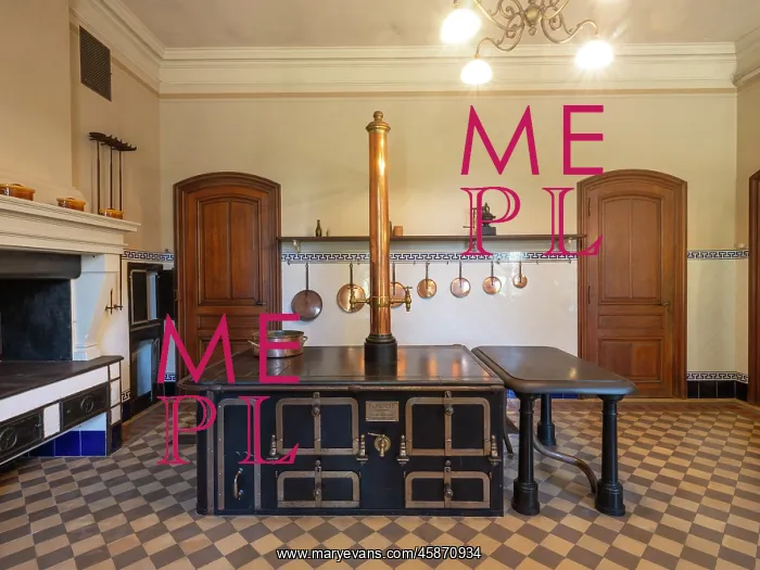 : Kitchen, Chateau d'Avignon, Saintes-Maries-de-la-Mer : Kitchen, Chateau d'Avignon, Saintes-Maries-de-la-Mer