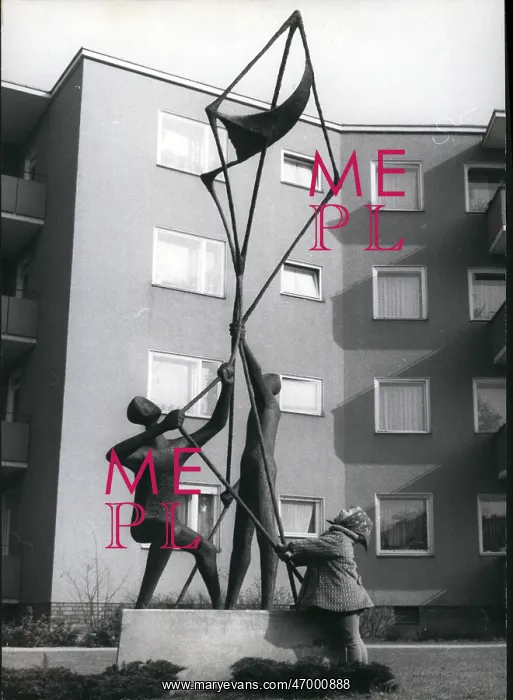 : Kite flying sculpture by Ursula Forster, Berlin : Kite flying sculpture by Ursula Forster, Berlin