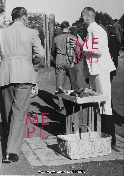 : Knackwurst-seller in Vienna. 1949