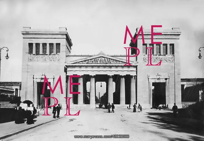 : Koenigsplatz (King`s Square) in Munich around 1900 : Koenigsplatz (King`s Square) in Munich around 1900