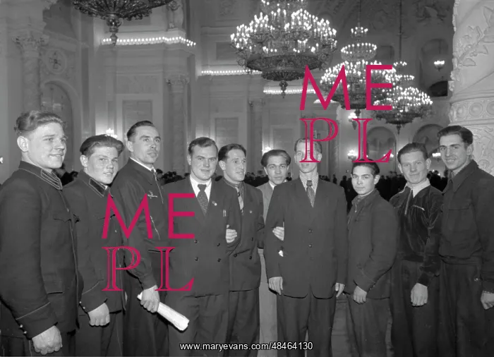 : Komsomol members go to the virgin lands : Komsomol members go to the virgin lands