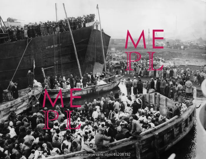 : Korean War: Korean refugees escaping from ? : Korean War: Korean refugees escaping from ?