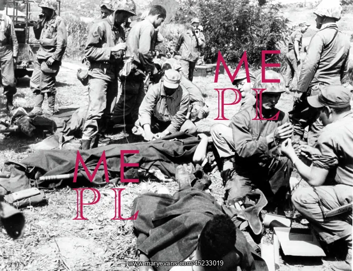 : KOREAN WAR-Wounded Marines receive emergency ? : KOREAN WAR-Wounded Marines receive emergency ?