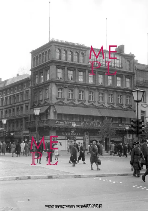 : The Kranzler Eck in Berlin, 1943 : The Kranzler Eck in Berlin, 1943