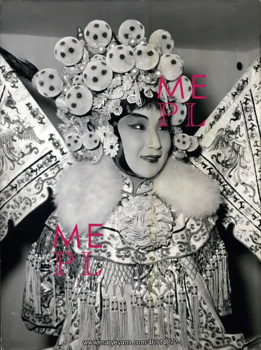: Kuen Shuang, dancer with Chinese opera ensemble : Kuen Shuang, dancer with Chinese opera ensemble