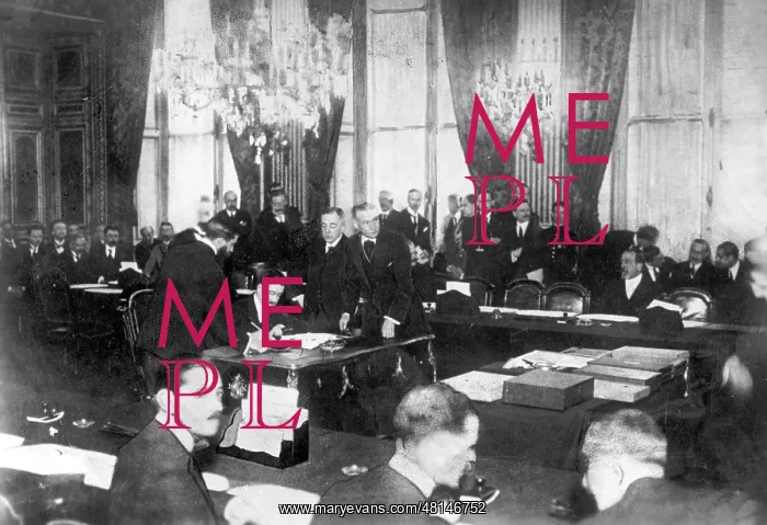 : Kurt Freiherr von Lersner signs the protocol for the Versail : Kurt Freiherr von Lersner signs the protocol for the Versail