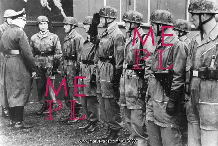 : Kurt Student surveys paratroopers, 1940 : Kurt Student surveys paratroopers, 1940