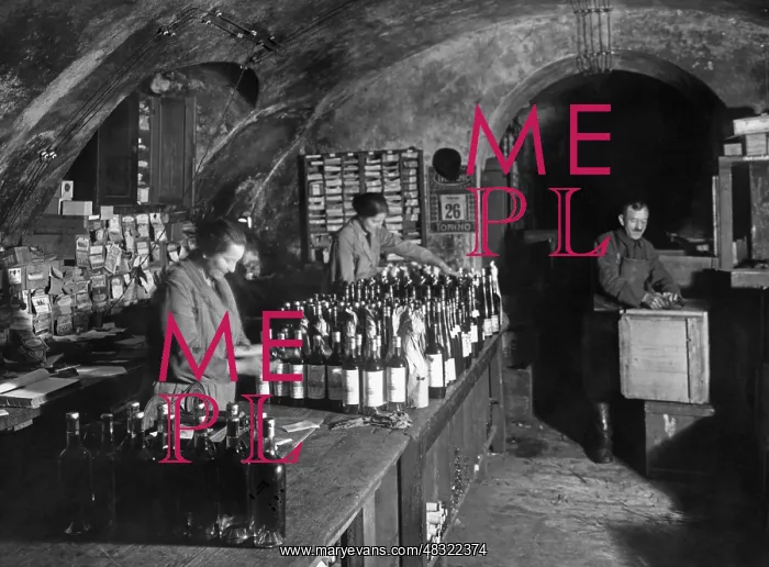 : Labeling wine bottles in Berlin, 1922 : Labeling wine bottles in Berlin, 1922