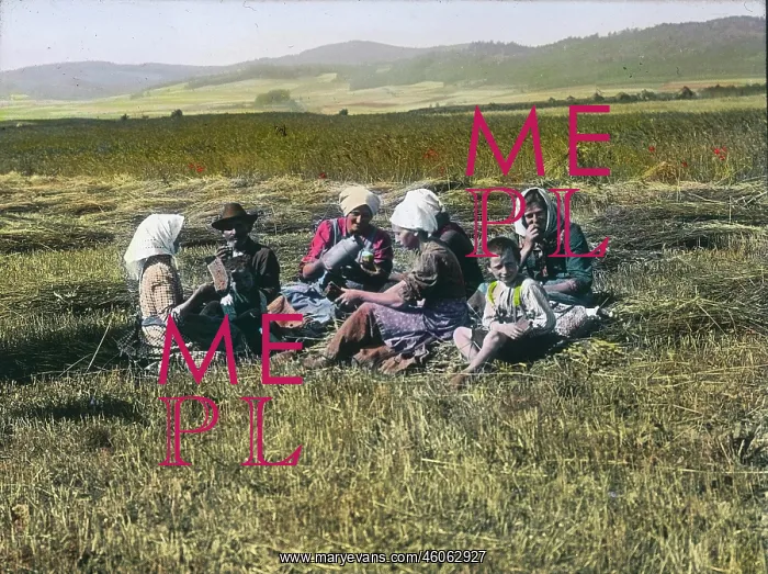 : Labuorers having a snack on the field : Labuorers having a snack on the field