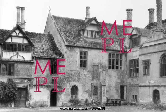 : LACOCK ABBEY COURTYARD : LACOCK ABBEY COURTYARD