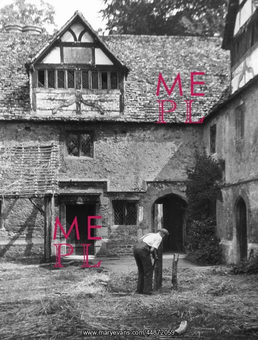 : LACOCK ABBEY FARMYARD : LACOCK ABBEY FARMYARD