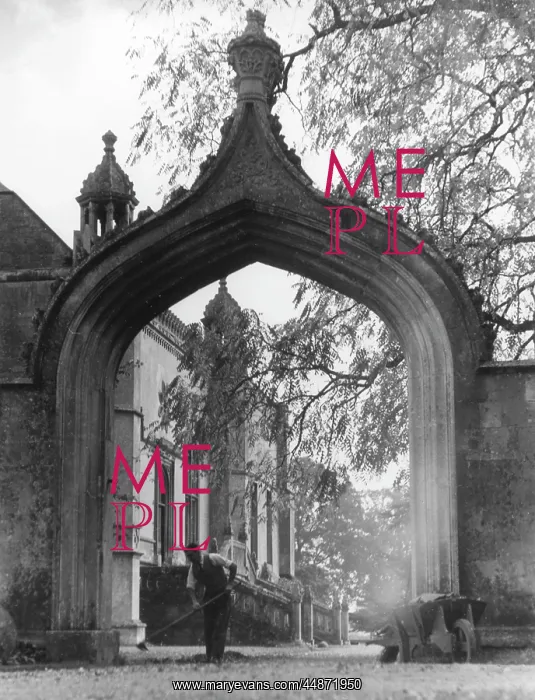 : LACOCK ABBEY GATEWAY : LACOCK ABBEY GATEWAY