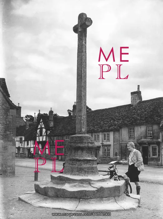 : LACOCK VILLAGE CROSS : LACOCK VILLAGE CROSS