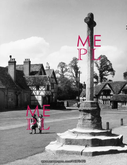: LACOCK VILLAGE CROSS : LACOCK VILLAGE CROSS