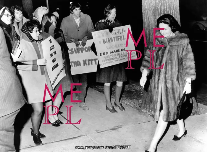 : Lady Bird Johnson walks past a group of ? : Lady Bird Johnson walks past a group of ?