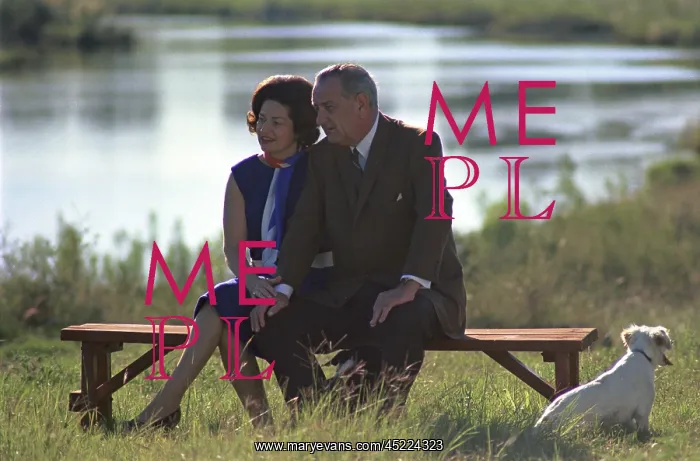 : Lady Bird and President Johnson sit outdoors ? : Lady Bird and President Johnson sit outdoors ?