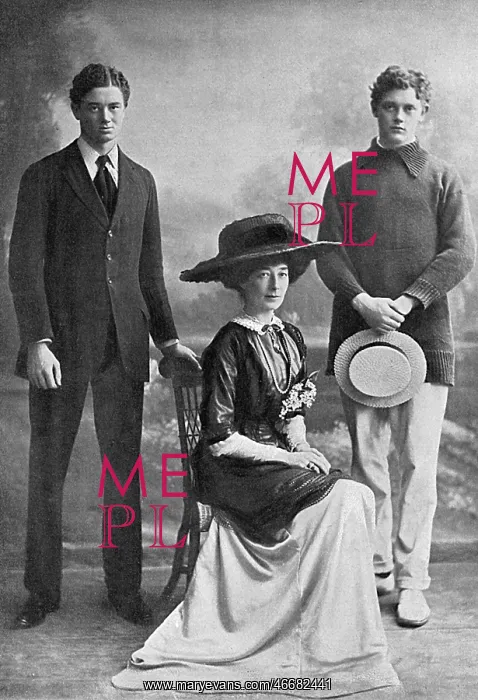 : Lady Desborough with her sons, Julian and Billy : Lady Desborough with her sons, Julian and Billy
