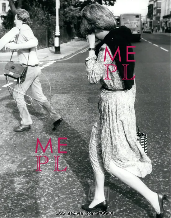 : Lady Diana Spencer avoiding the photographers : Lady Diana Spencer avoiding the photographers