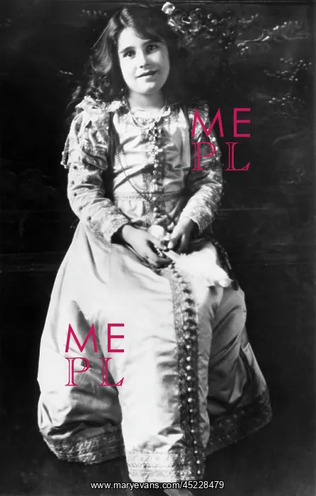  : Lady Elizabeth Bowes-Lyon (1900-2002), future ?
