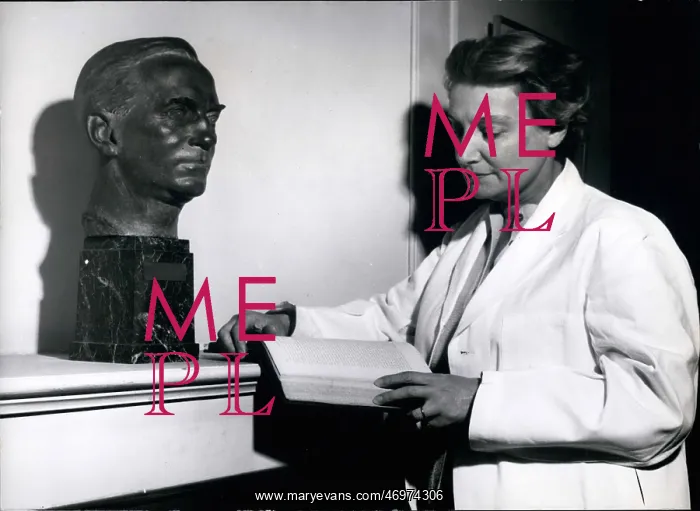 : Lady Fleming with bust of Sir Alexander Fleming : Lady Fleming with bust of Sir Alexander Fleming