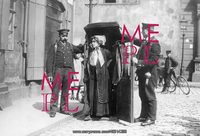 : A lady gets out of a litter, late 19th century : A lady gets out of a litter, late 19th century