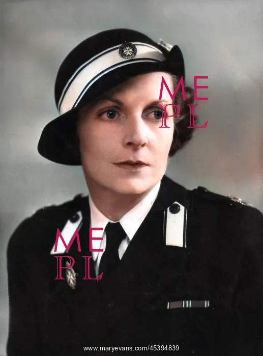 : Lady Louis Mountbatten in WWII uniform : Lady Louis Mountbatten in WWII uniform