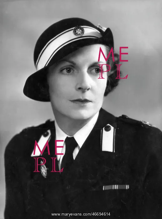 : Lady Louis Mountbatten in WWII uniform : Lady Louis Mountbatten in WWII uniform