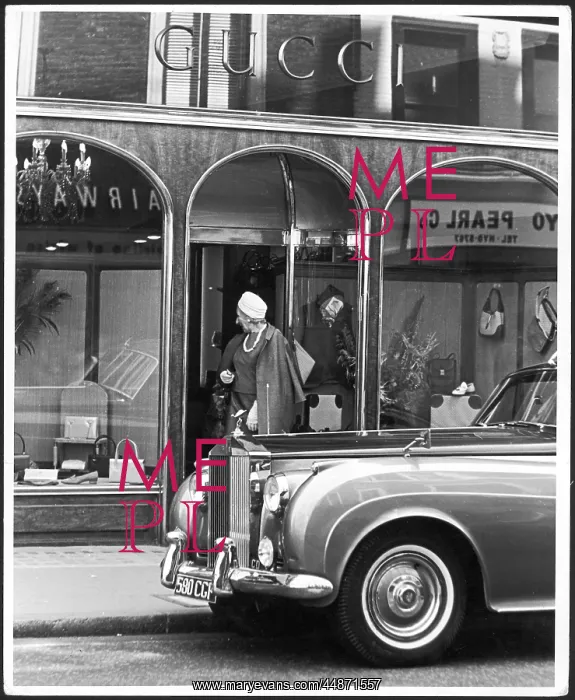 : LADY OUTSIDE GUCCI SHOP : LADY OUTSIDE GUCCI SHOP